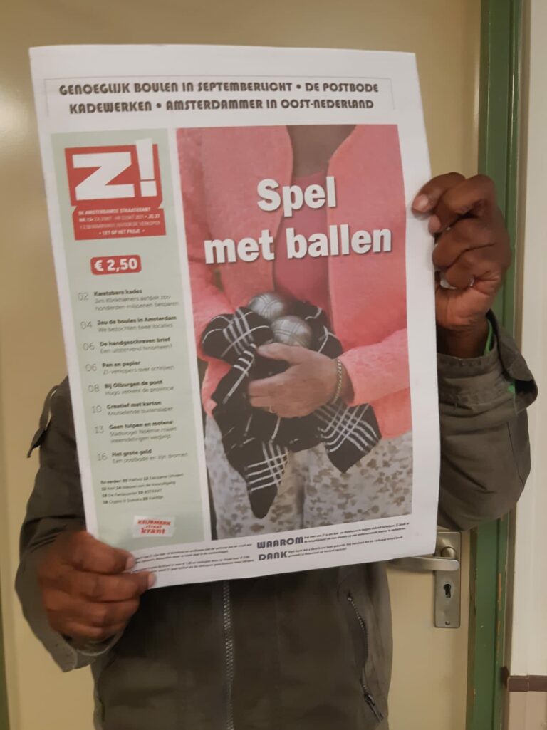 Een anonieme Z! verkoper met krant editie 13