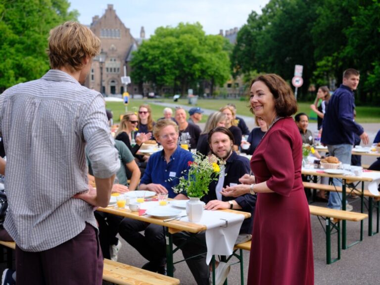 de Brug: burgemeester opent jubileumontbijt
